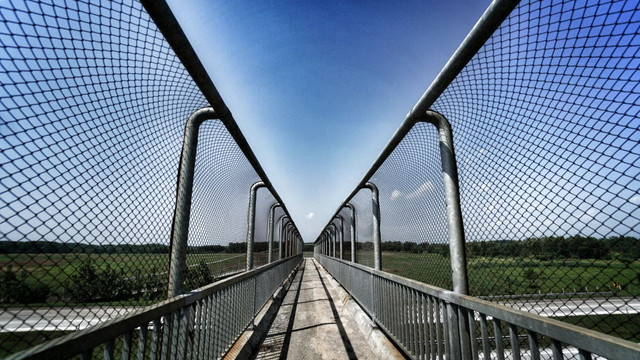 Ilustrasi jembatan penyeberangan orang di tol Foto: Aditia Noviansyah/kumparan