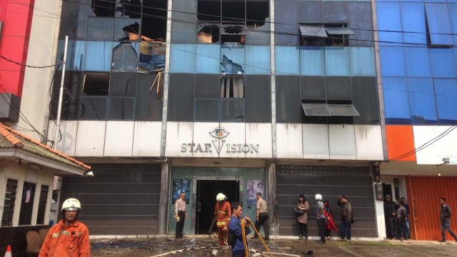 Kondisi Gedung Starvision yang terbakar. (Foto: Yuana Fatwalloh/kumparan)