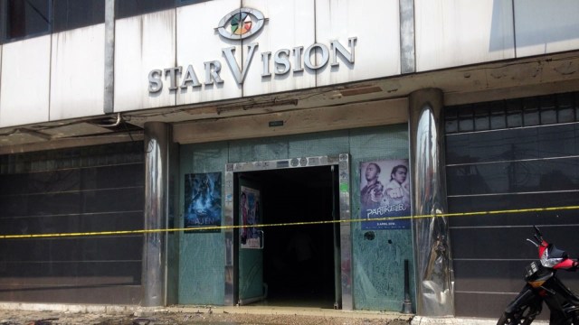 Gedung StarVision dalam garis polisi. (Foto: Yuana Fatwalloh/kumparan)