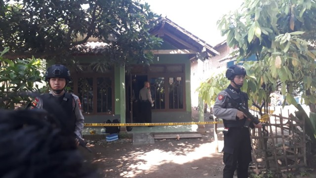 Polisi Sita Barang Bukti dari Rumah 3 Terduga Teroris di Probolinggo