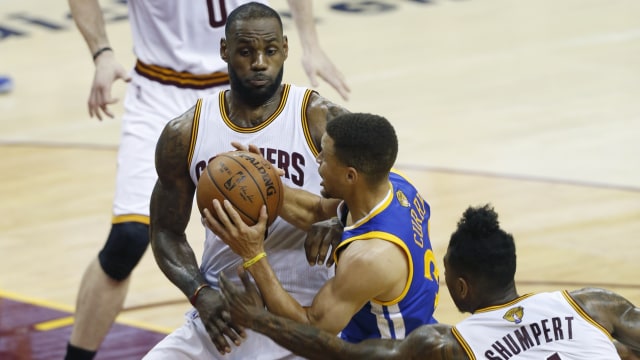 Curry dan James kembalil berduel di final NBA. (Foto: Jay LaPrete / AFP)
