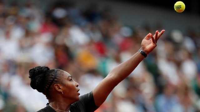 Serena saat menghadapi Kristyna Pliskova. (Foto: Reuters/Christian Hartmann)