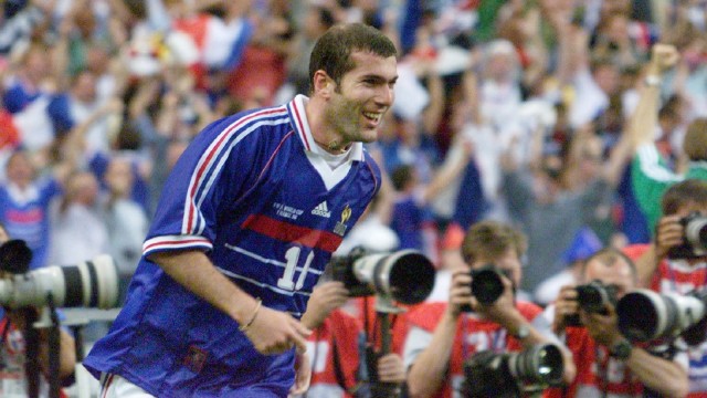 Zinedine Zidane pada 1998. (Foto: GABRIEL BOUYS / AFP)