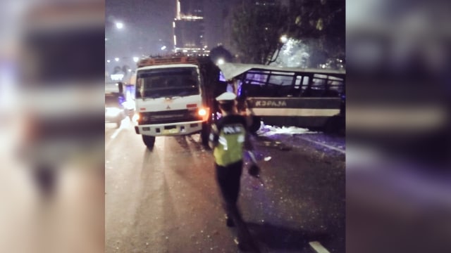 Kecelakaan Truk & Kopaja di KM 07.200 Tol Semanggi