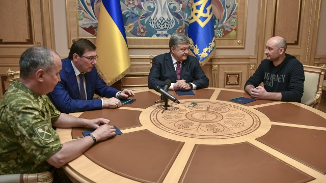 Arkady Babchenko (satu dari kanan) (Foto: Handout via REUTERS)