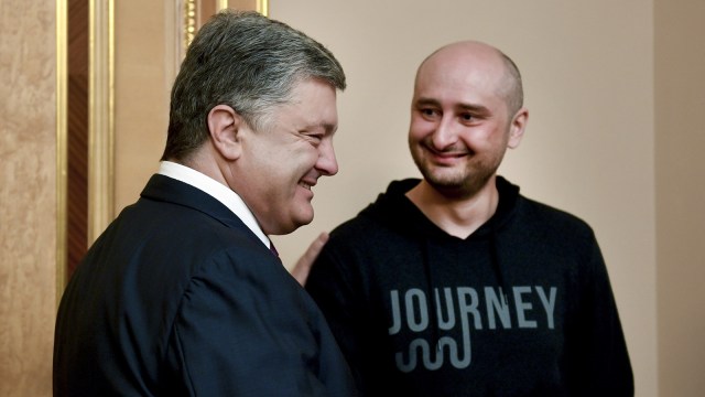 Arkady Babchenko (kanan) (Foto: Handout via REUTERS)