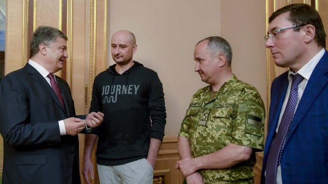 Arkady Babchenko (dua dari kiri) (Foto: Handout via REUTERS)