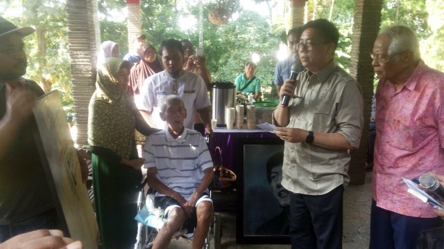 Arief Budiman (di kursi roda) saat peluncuran buku  (Foto: Dok. Dodi Ambardi)