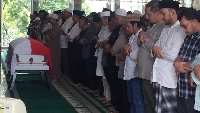 Jenazah Dawam Rahardjo disalatkan  (Foto: Fachrul Irwinsyah/kumparan)