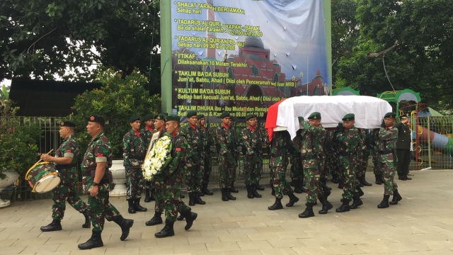 Upacara pesemayaman jenazah Dawam Rahardjo (Foto: Fachrul Irwinsyah/kumparan)