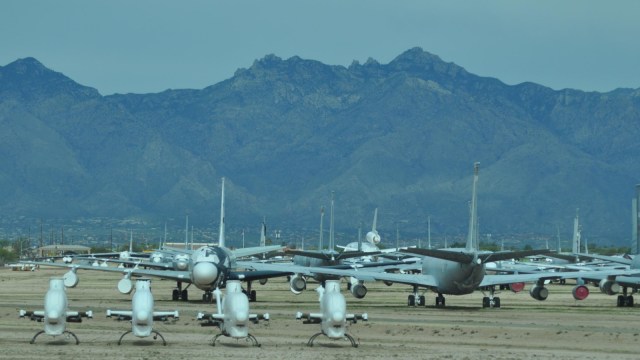 Kuburan pesawat AMARG di Tuscon, Arizona. (Foto: Flickr/Katie Libecco)