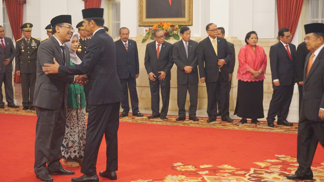 Jokowi memberikan ucapan selamat kepada Yahya. (Foto:  Yudhistira Amran Saleh/kumparan)