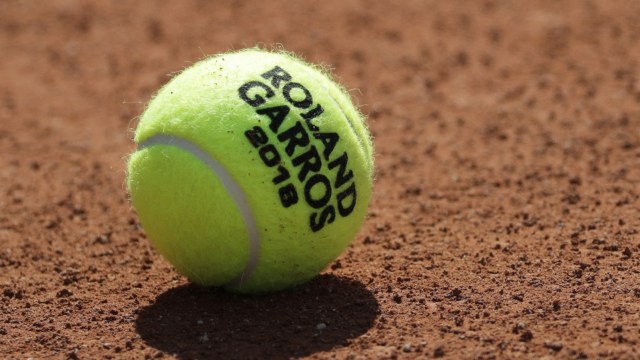 Bola tenis Stade Roland Garros. (Foto: AFP/Thomas Samson)