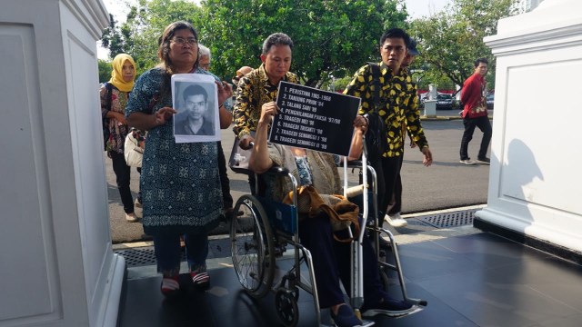 Peserta aksi kamisan ke-540 diterima Jokowi (Foto: Yudhistira Amsal/kumparan)