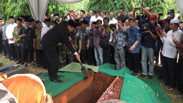 Prosesi pemakaman Dawam Rahardjo di TMP Kalibata (Foto: Fachrul Irwinsyah/kumparan)