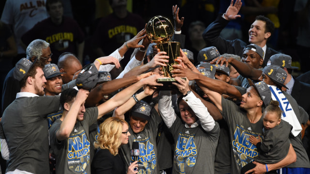 Warriors merengkuh trofi juara NBA. (Foto: TIMOTHY A. CLARY / AFP)