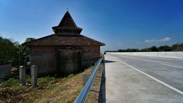 Masjid yang menempel dengan tol Ngawi-Kertosono (Foto: Aditia Noviansyah/kumparan)