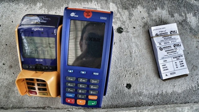 Alat transaksi isi ulang uang elektronik Foto: Aditia Noviansyah/kumparan