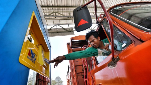 Pengendara membayar tol menggunakan uang elektronik. Foto: Aditia Noviansyah/kumparan