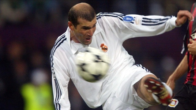 Gol spektakuler Zidane di Final UCL. (Foto: AFP/Damien Meyer)