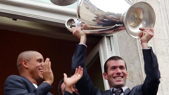 Zidane bersama trofi Liga Champions. (Foto: AFP/Christophe Simon)