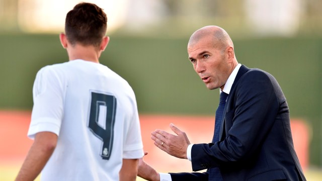 Zidane memberi instruksi pada Mayoral. (Foto: AFP/Gerard Julien)
