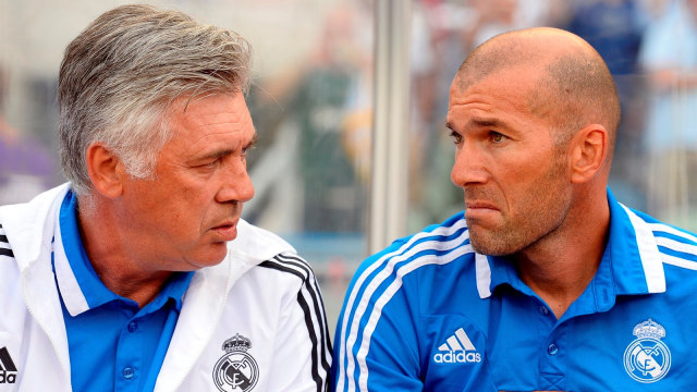 Zidane saat menjadi asisten Carlo Ancelotti. (Foto: AFP/Jonathan Nackstrand)
