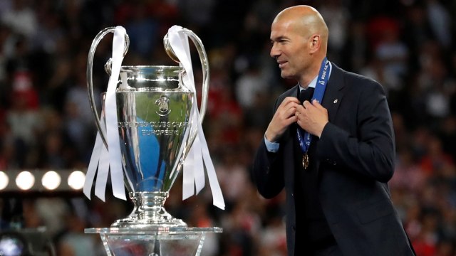 Zidane dan trofi Liga Champions. Foto: REUTERS/Andrew Boyers