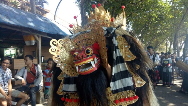 Tradisi ngelawang di Denpasar, Bali. (Foto: Cisilia Agustina Siahaan/kumparan)