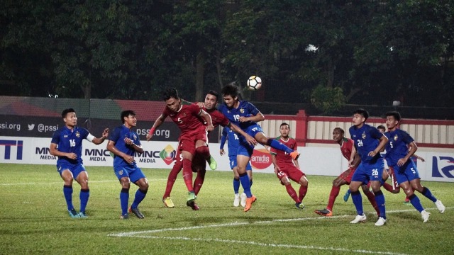 Babak pertama Indonesia U-23 vs Thailand U-23. (Foto: Iqbal Firdaus/kumparan)
