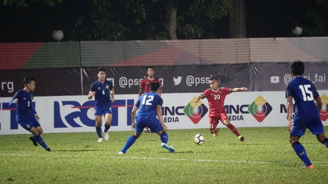 Pertandingan Indonesia U-23 vs Thailand U-23. (Foto: Iqbal Firdaus/kumparan)
