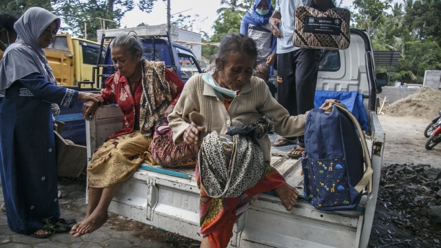 Sejumlah warga lereng merapi mengungsi (Foto: ANTARA FOTO/Hendra Nurdiyansyah)