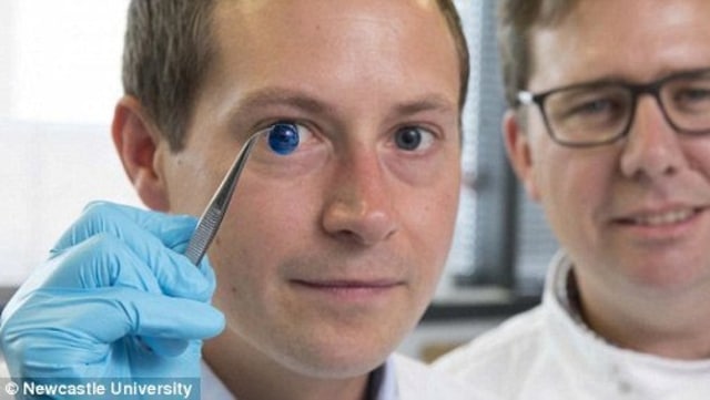 Peneliti kornea mata buatan dan karya mereka. (Foto: Newcastle University)