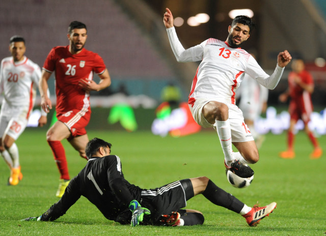 Alireza Beiranvand di laga vs Tunisia. (Foto: SALAH HABIBI / AFP)