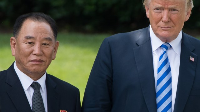 Donald Trump dan Kim Yong-chol (Foto: Saul Loeb/AFP)