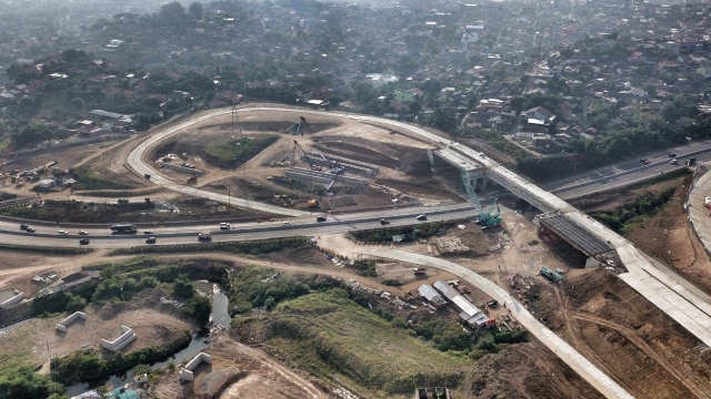 Simpang Susun Krapyak di tol Batang-Semarang. (Foto: Aditia Noviansyah/kumparan)