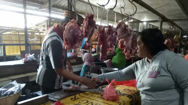 Pedagang Daging Sapi di Pasar Besar Kota Pasuruan Sepi Pembeli