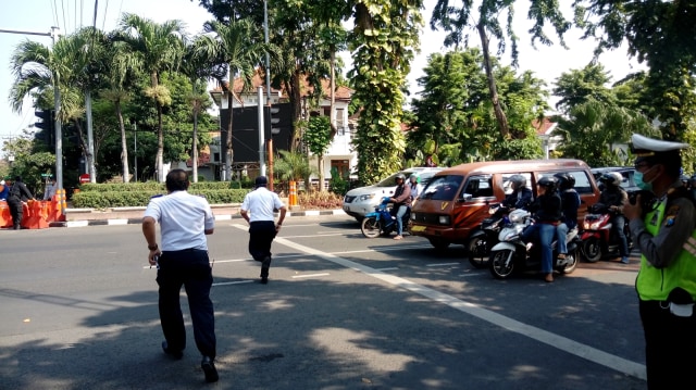 Persimpangan baru Jalan Bengawan, Surabaya. (Foto: Phaksy Sukowati/kumparan)