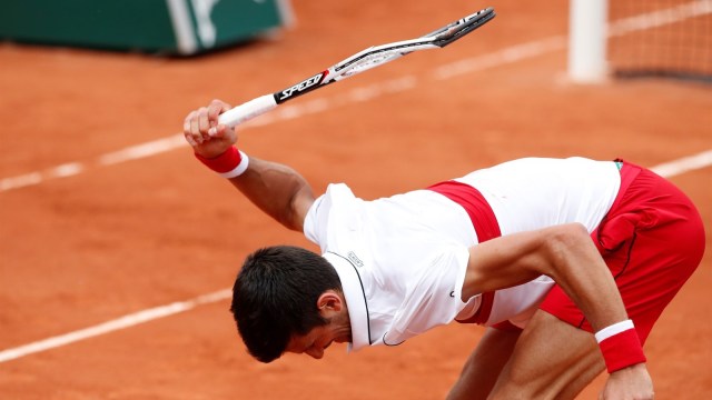 Djokovic dan raket penyoknya. (Foto: Reuters/Pascal Rossignol)