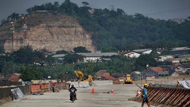 Suasana pembangunan proyek tol Batang-Semarang. (Foto: Aditia Noviansyah/kumparan)