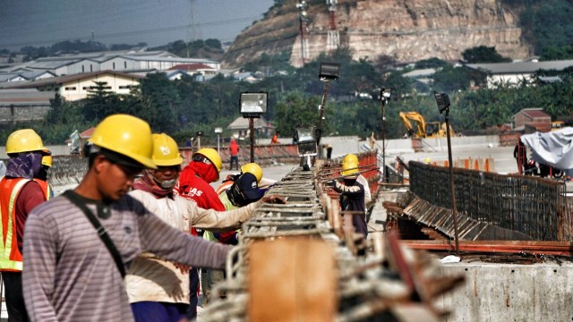 Suasana pembangunan proyek tol Batang-Semarang. (Foto: Aditia Noviansyah/kumparan)