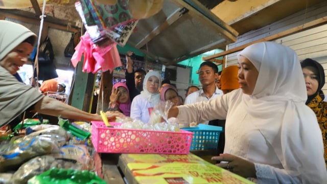 Khofifah Indar Parawansa blusukan ke pasar. (Foto: Phaksy Sukowati/kumparan)