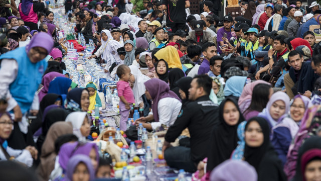 Ribuan warga mengikuti Buka Puasa Bersama (Foto: Antara/M Agung Rajasa)