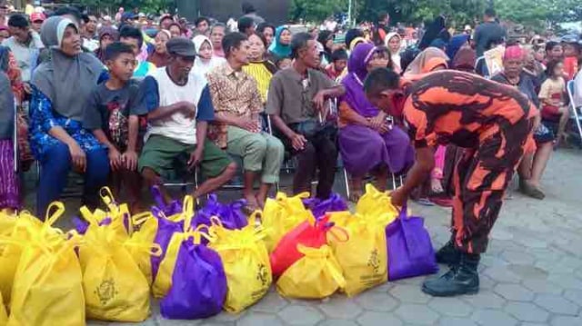 930 Paket Sembako Dibagikan Kepada Tukang Becak di Brebes
