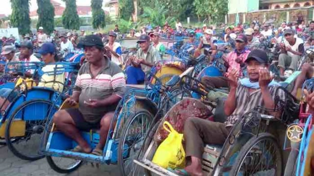 930 Paket Sembako Dibagikan Kepada Tukang Becak di Brebes (1)