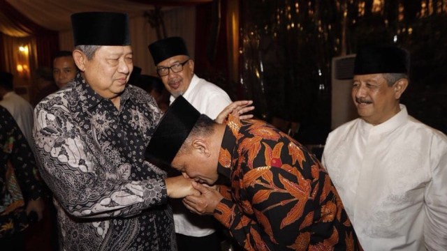 Gatot cium tangan SBY (Foto: dok. Istimewa)
