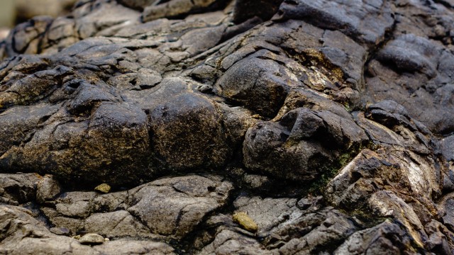 Bebatuan di Lava Bantal (Foto: Flickr / Ariyadi Kartosetomo)