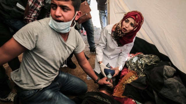Razan al Najjar saat menjadi tim medis. (Foto: AFP/Said Khatib)