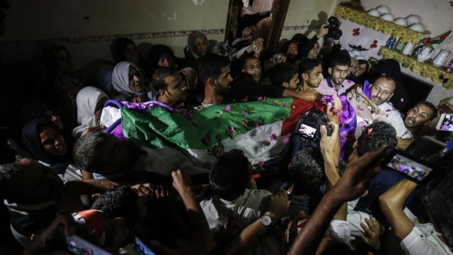 Warga membawa jenazah Razan al Najjar. (Foto: AFP/Said Khatib)