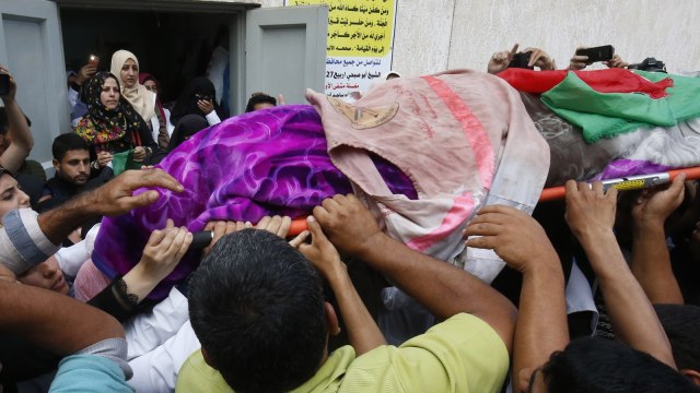 Warga mensalatkan jenazah Razan al Najjar. (Foto: AFP/Said Khatib)